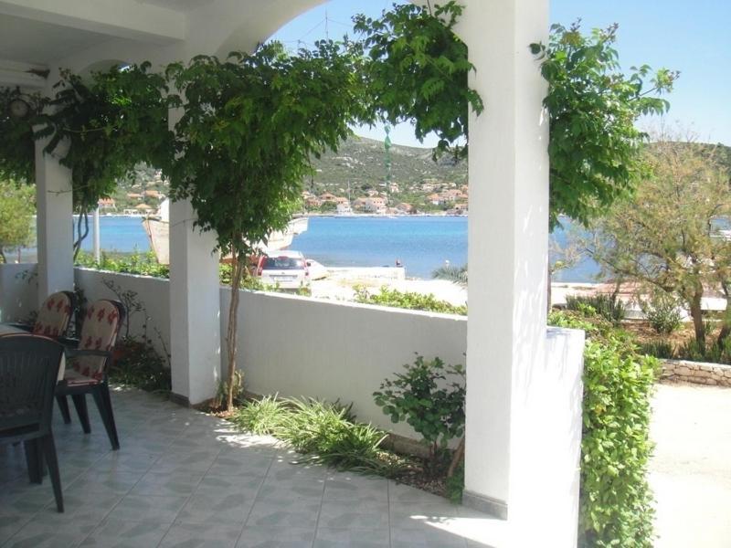 Apartments Ivan Orlic Vinišće Kamer foto
